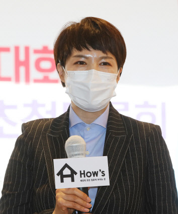 초선인 김은혜 국민의힘 의원이 지난 22일 서울 여의도 정치카페 '하우스'에서 열린 신인 당대표 출마자 초청 토론회에서 자기소개를 하고 있다. 연합뉴스